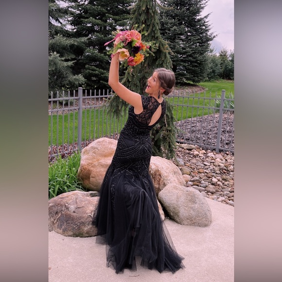 SHERRI HILL PROM DRESS - Picture 3 of 4